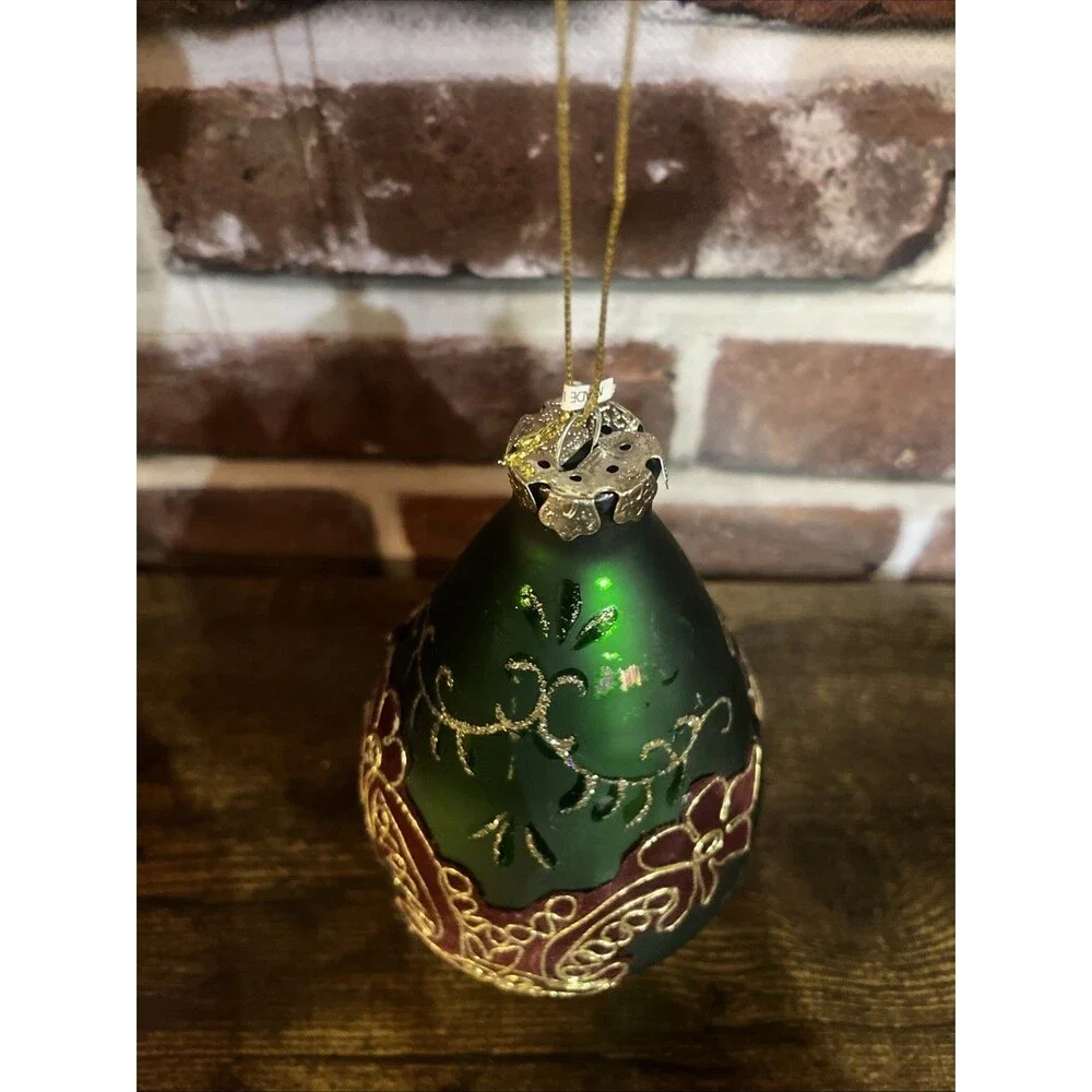 XL Green, Teardrop Teardrop Ornament w Gold & Red Design